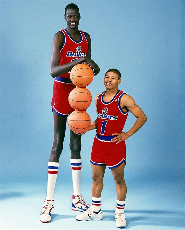 最高NBA身高是多少？聊聊那些高人一等的篮球巨人们